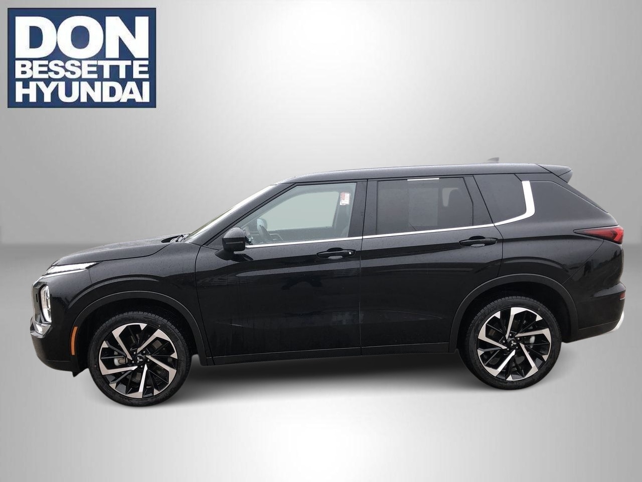 2024 Mitsubishi Outlander SE's photo