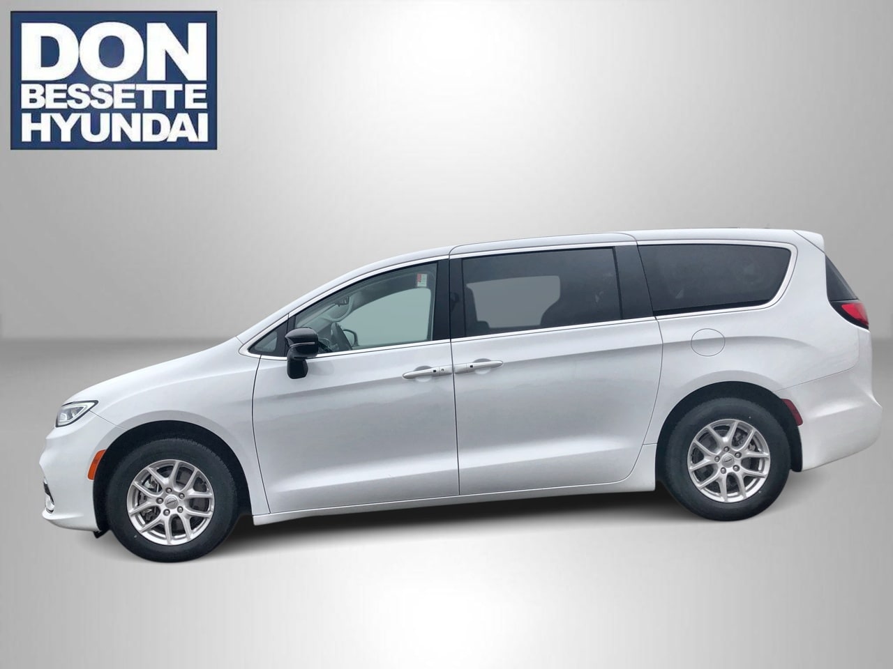 2024 Chrysler Pacifica Touring L's photo