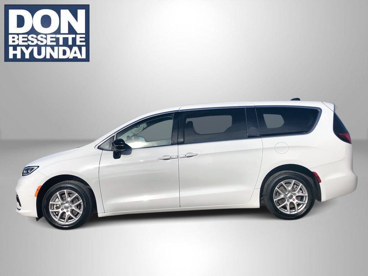 2024 Chrysler Pacifica Touring L's photo