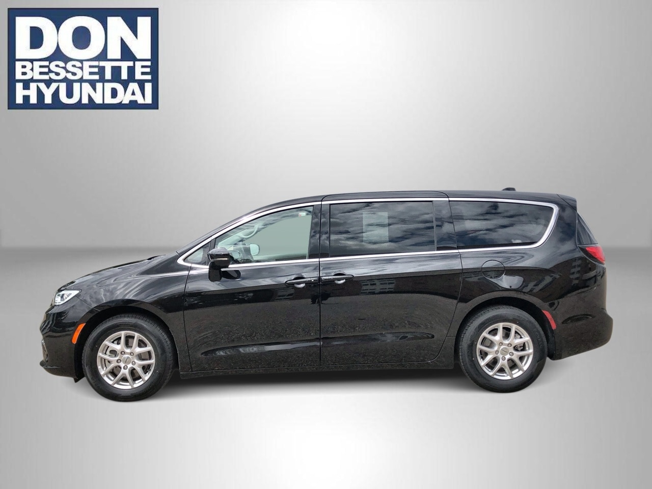 2024 Chrysler Pacifica Touring L's photo