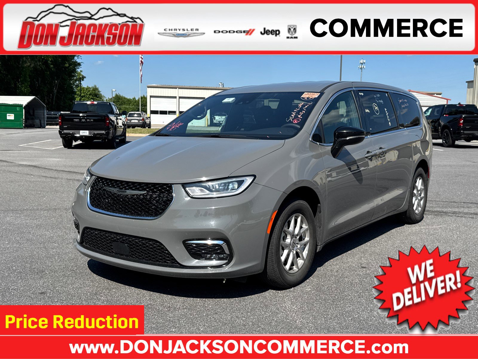 2025 Chrysler Pacifica Select's photo