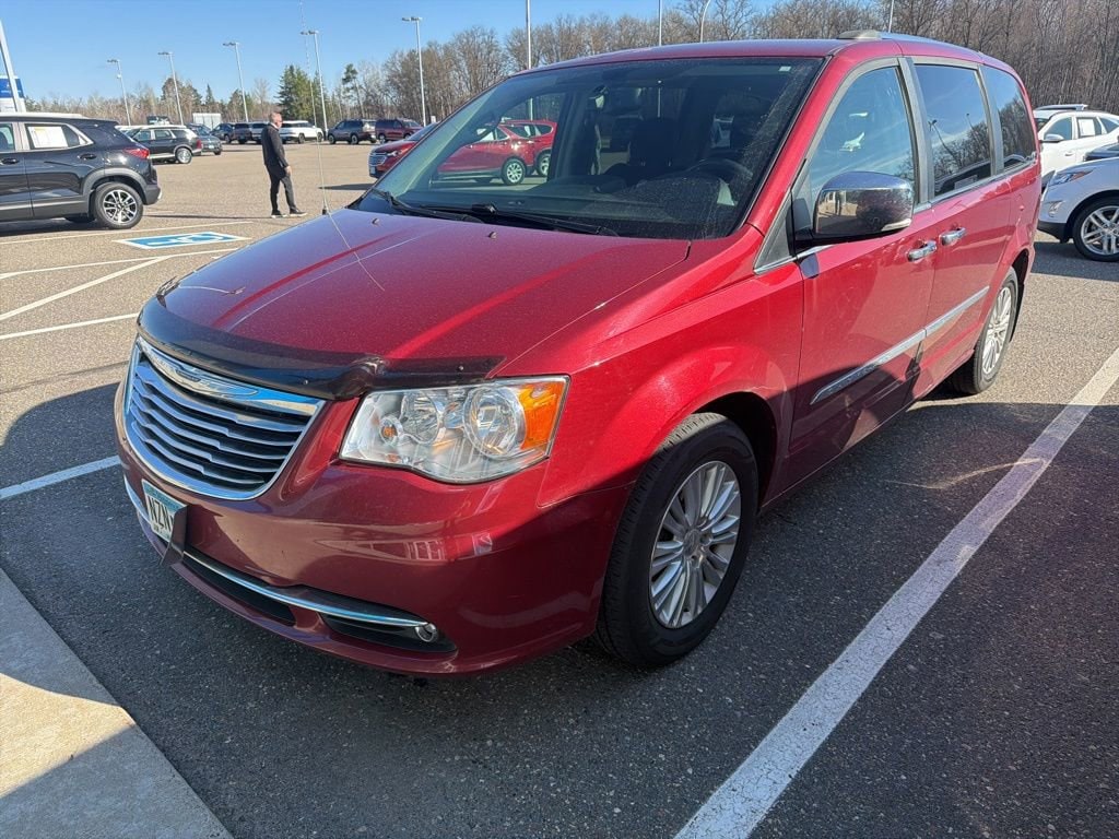 2016 Chrysler Town & Country Limited's photo
