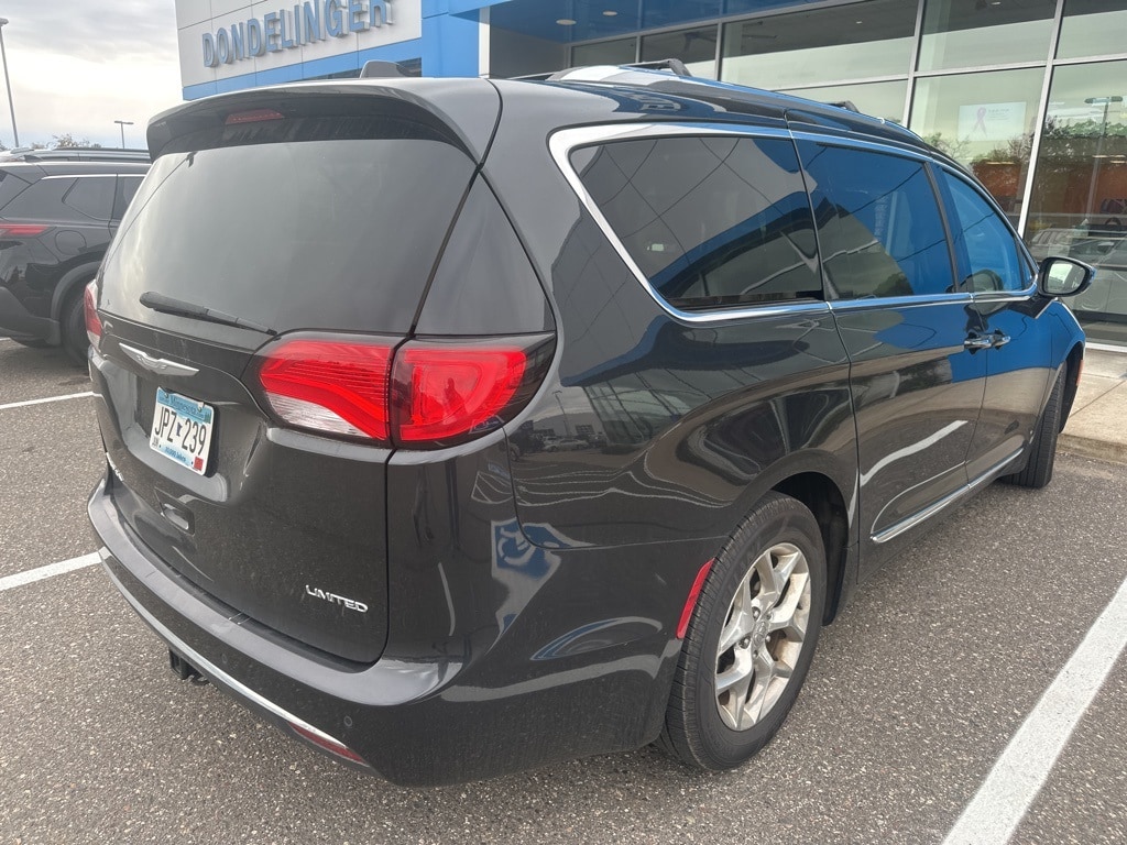 Used 2017 Chrysler Pacifica Limited Minivan/Van