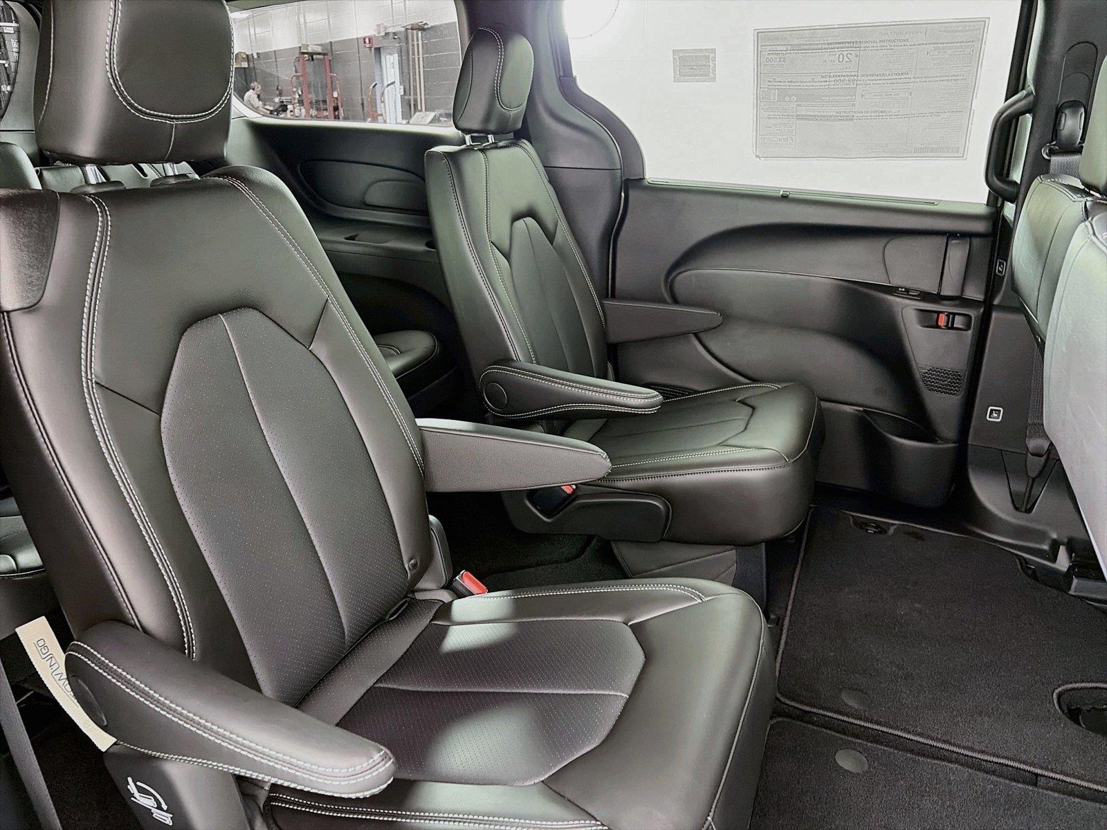 2027 Chrysler Pacifica Select - Photo 28