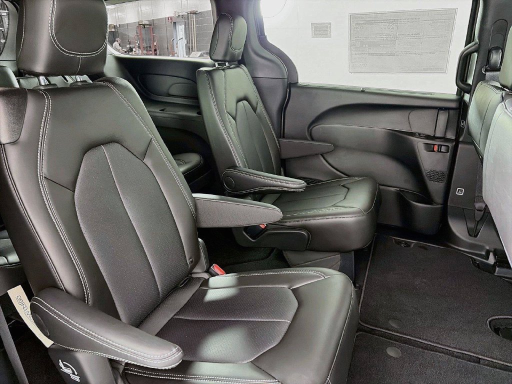 2027 Chrysler Pacifica Select - Photo 27