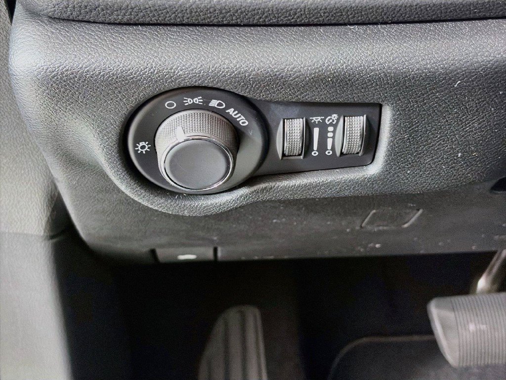 2027 Chrysler Pacifica Select - Photo 10