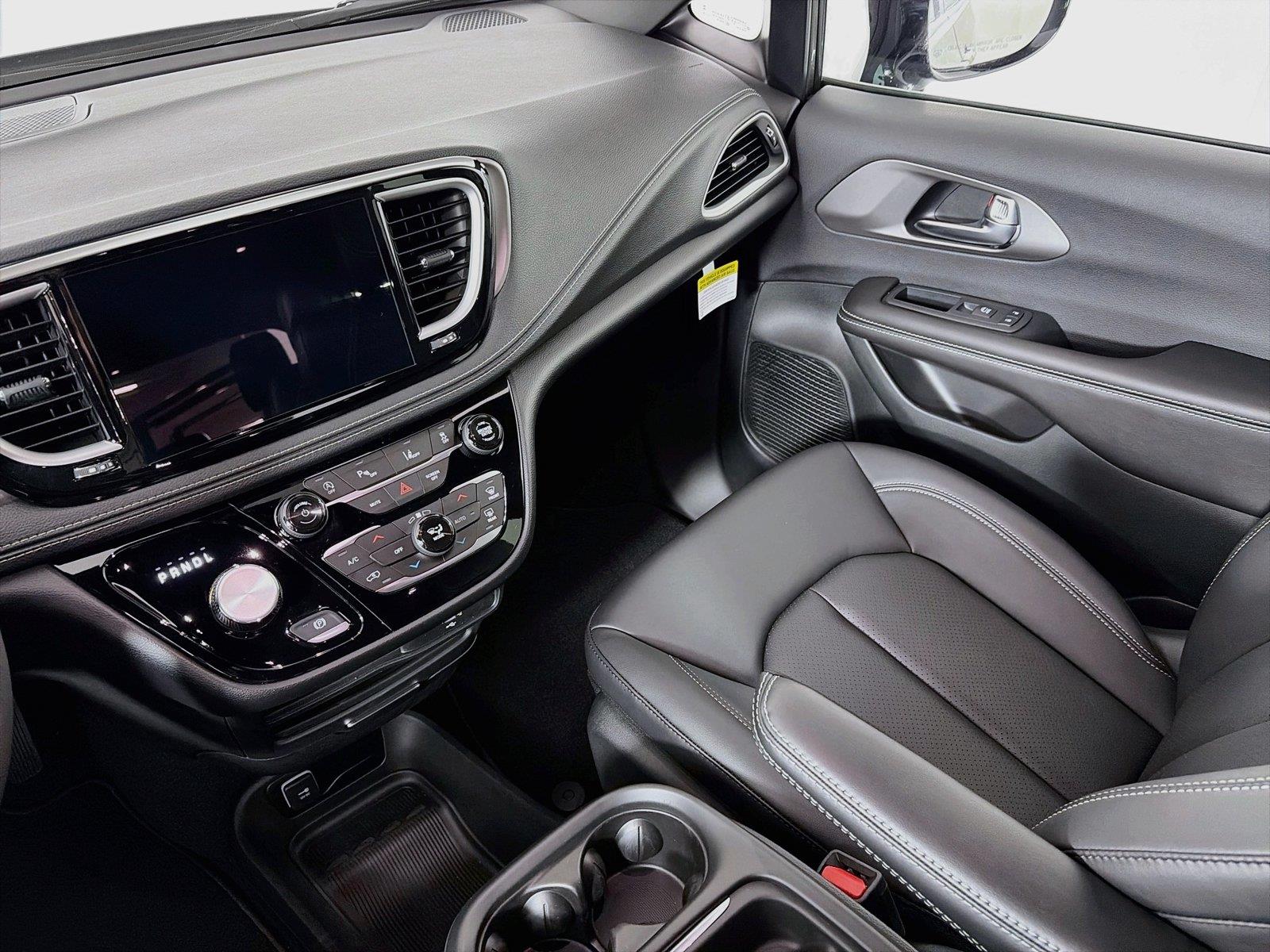 2027 Chrysler Pacifica Select - Photo 24