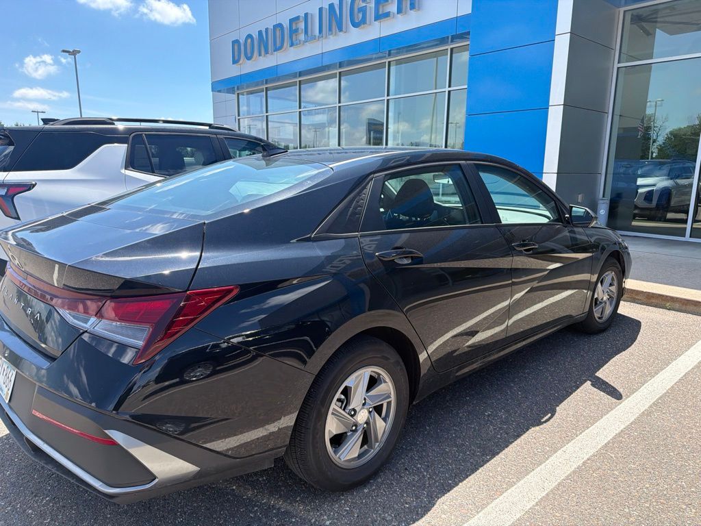 2025 Hyundai Elantra SE - Photo 2