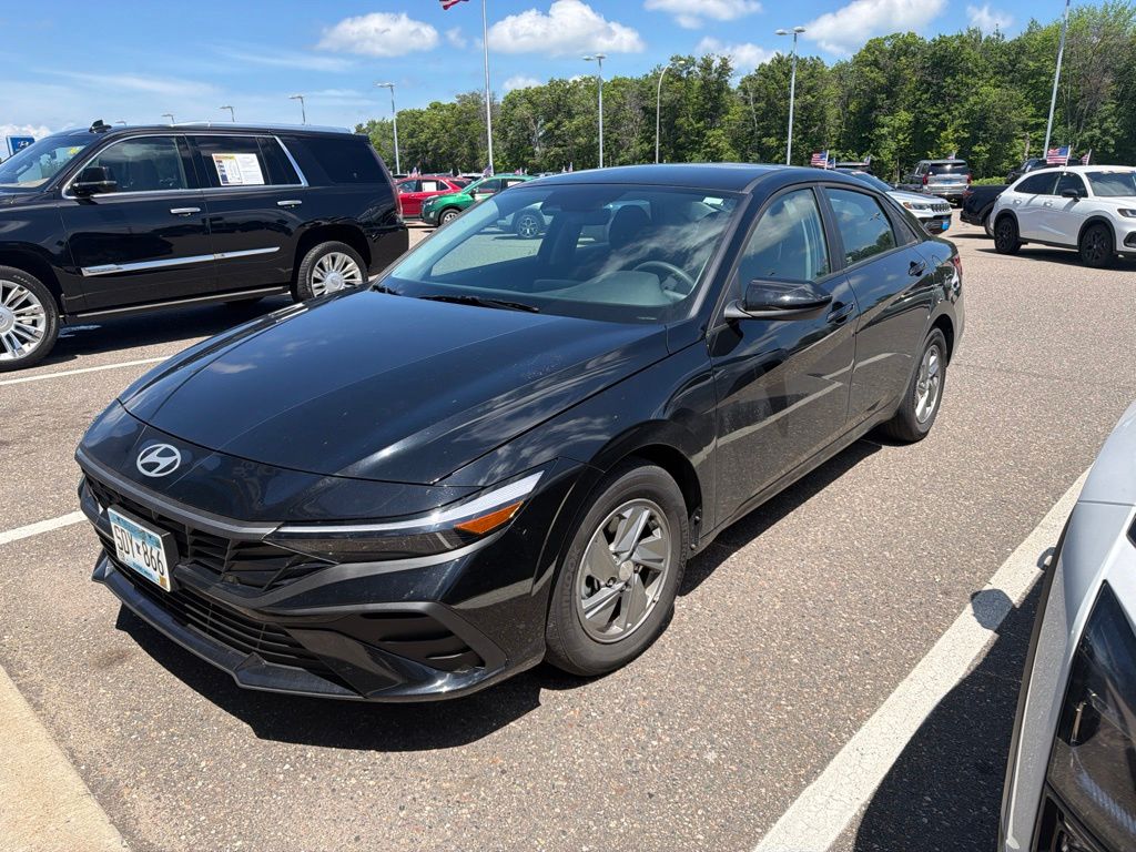 2025 Hyundai Elantra SE - Photo 1