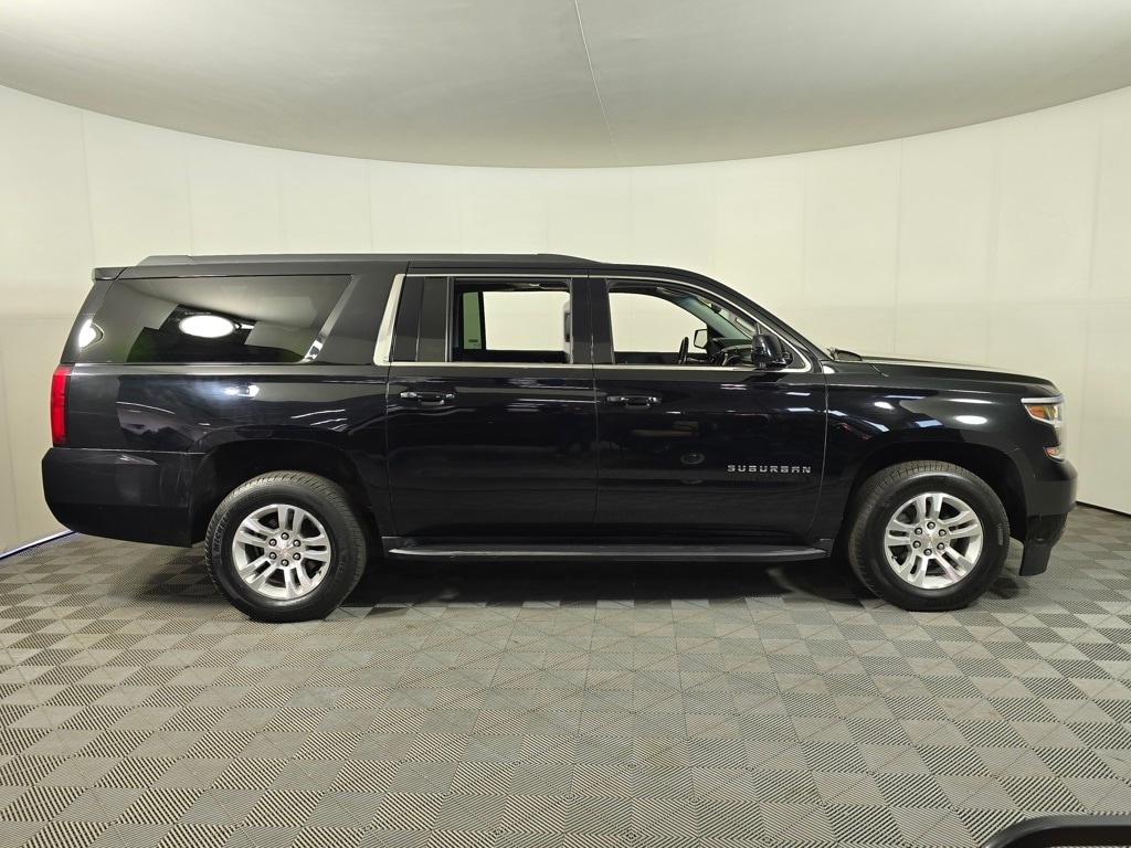Used 2019 Chevrolet Suburban LT with VIN 1GNSKHKC9KR308413 for sale in Baxter, Minnesota