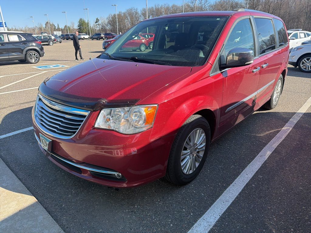 2016 Chrysler Town & Country Limited's photo