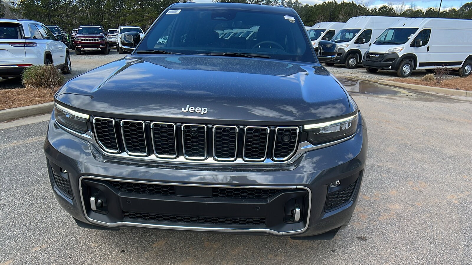 2025 Jeep Grand Cherokee Overland photo 2