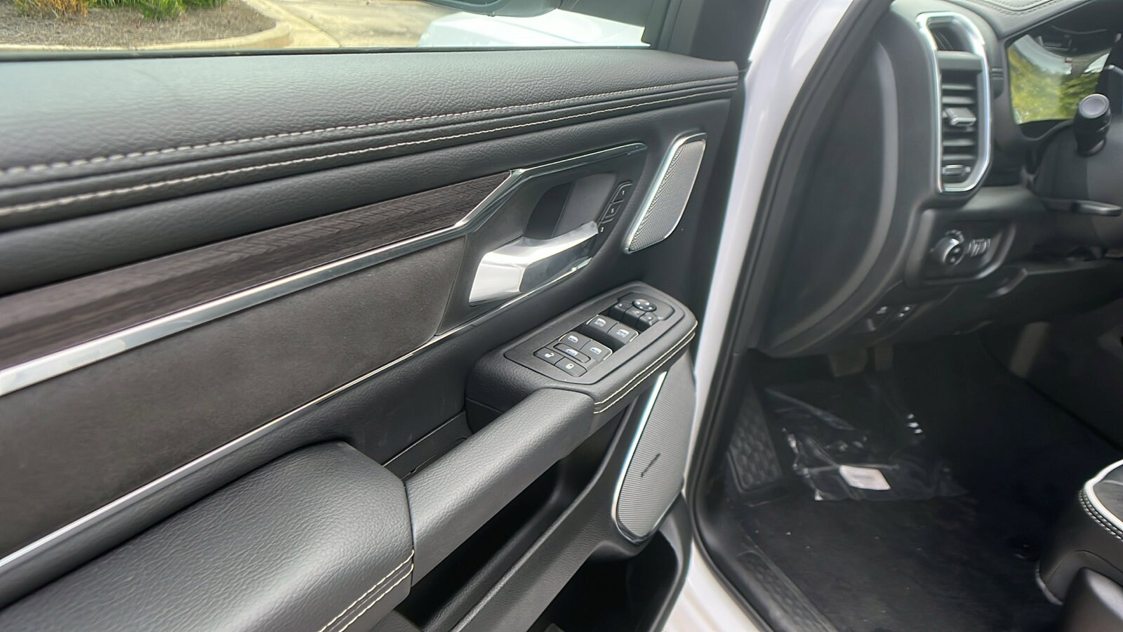 2026 RAM 1500 Laramie - Photo 15