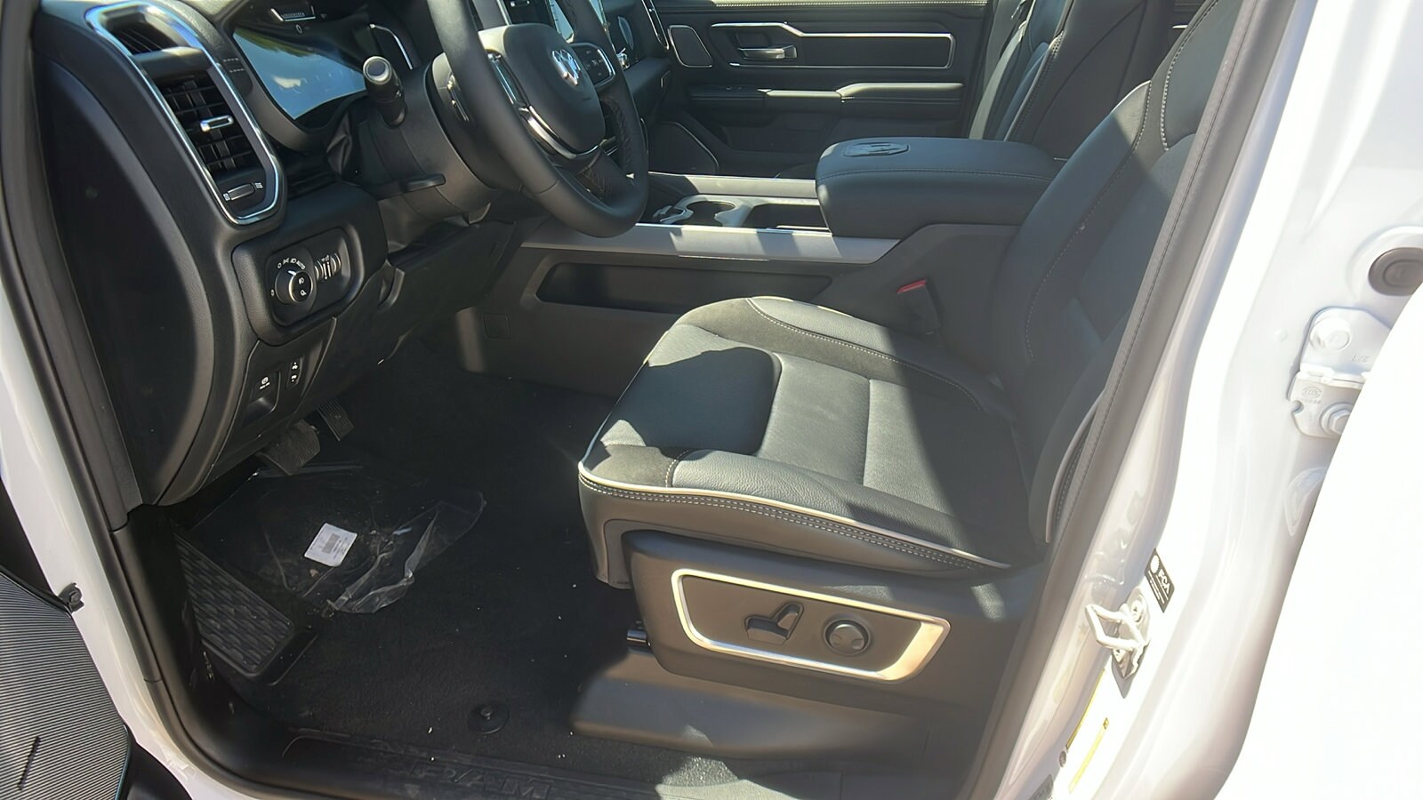 2026 RAM 1500 Laramie - Photo 16