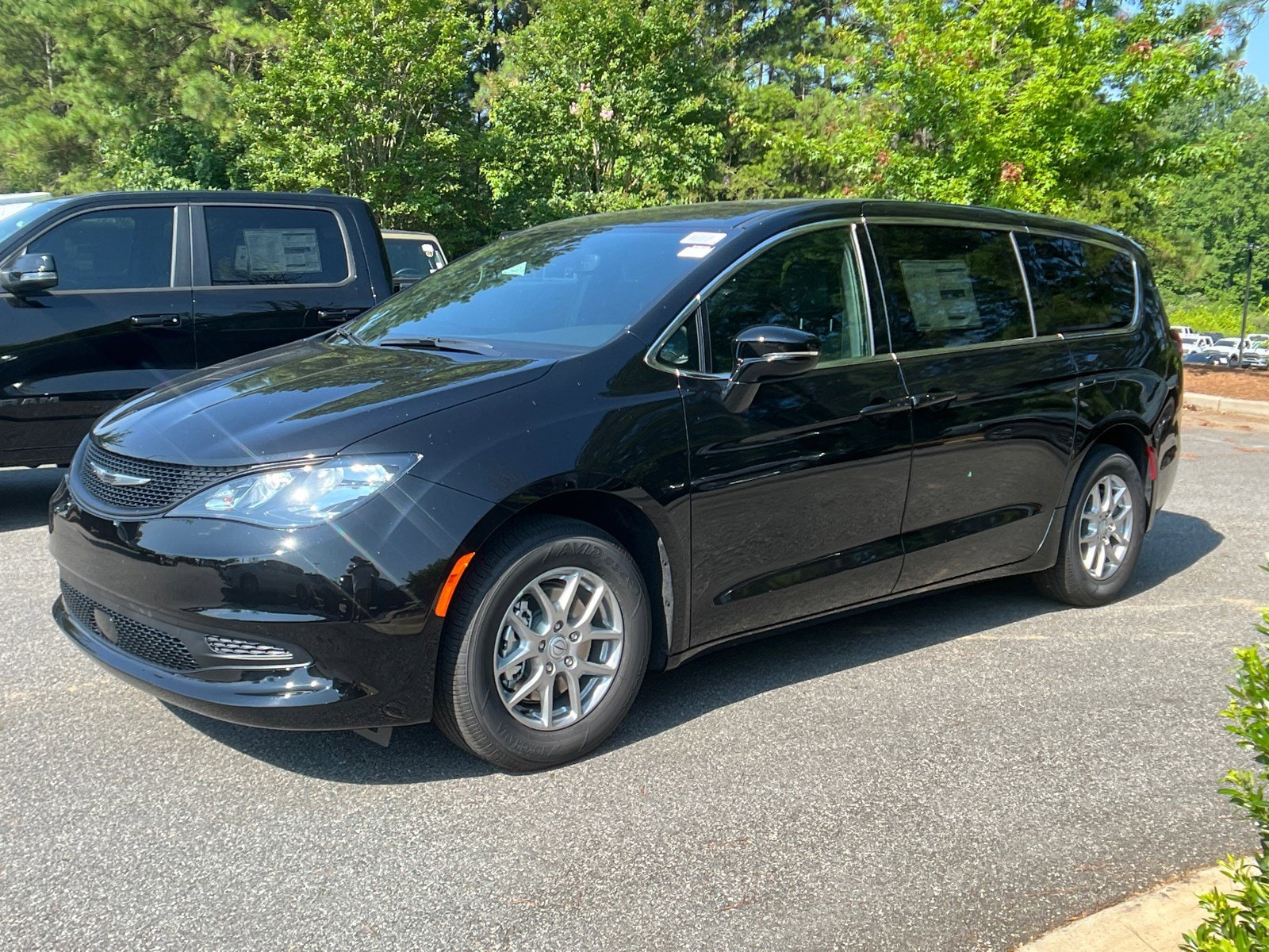 2025 Chrysler Voyager LX