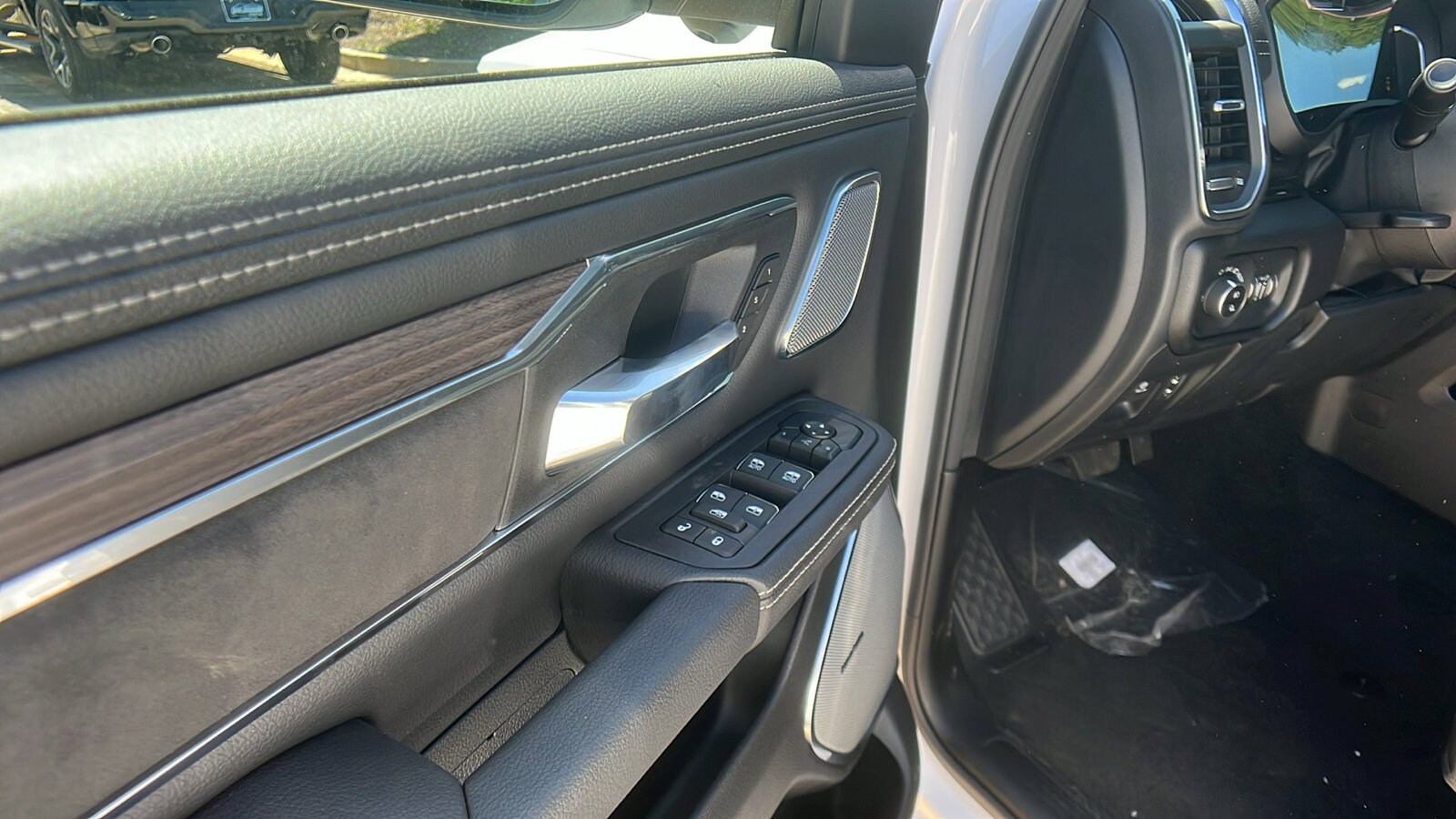 2026 RAM 1500 Laramie - Photo 15
