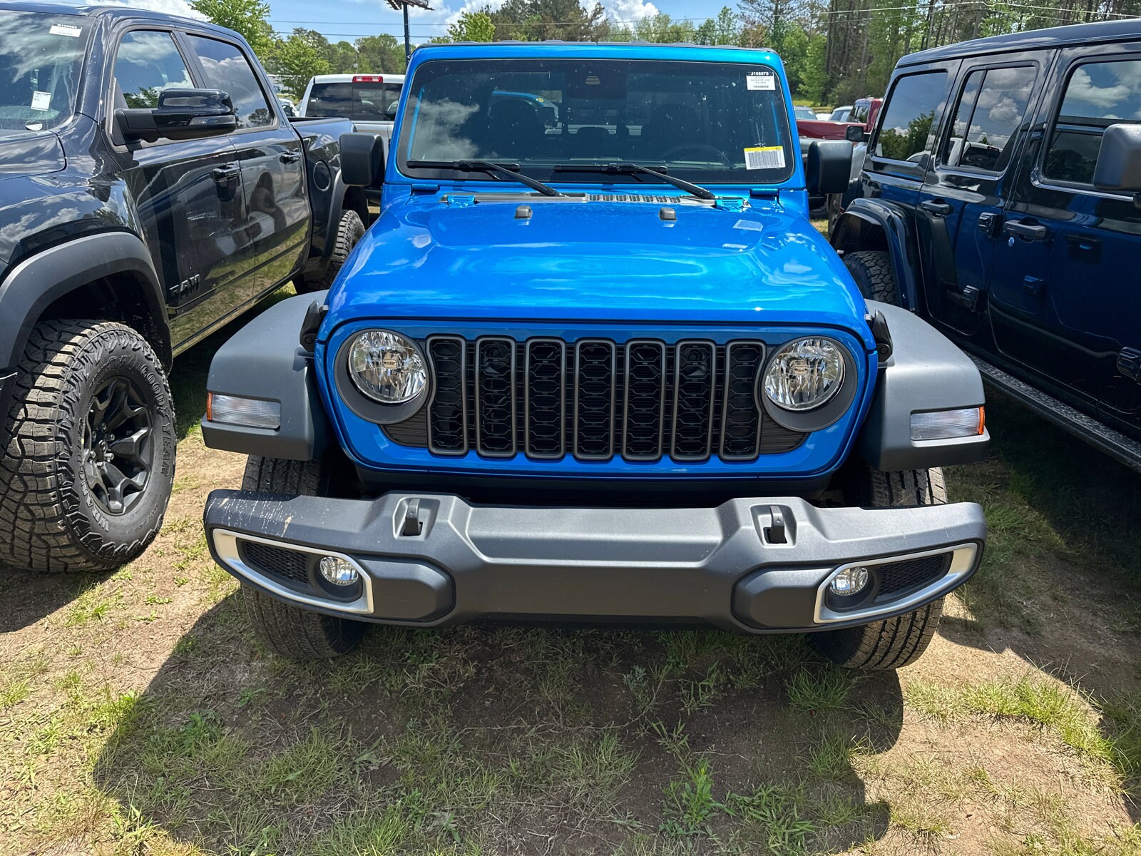 2025 Jeep Gladiator Sport S photo 2