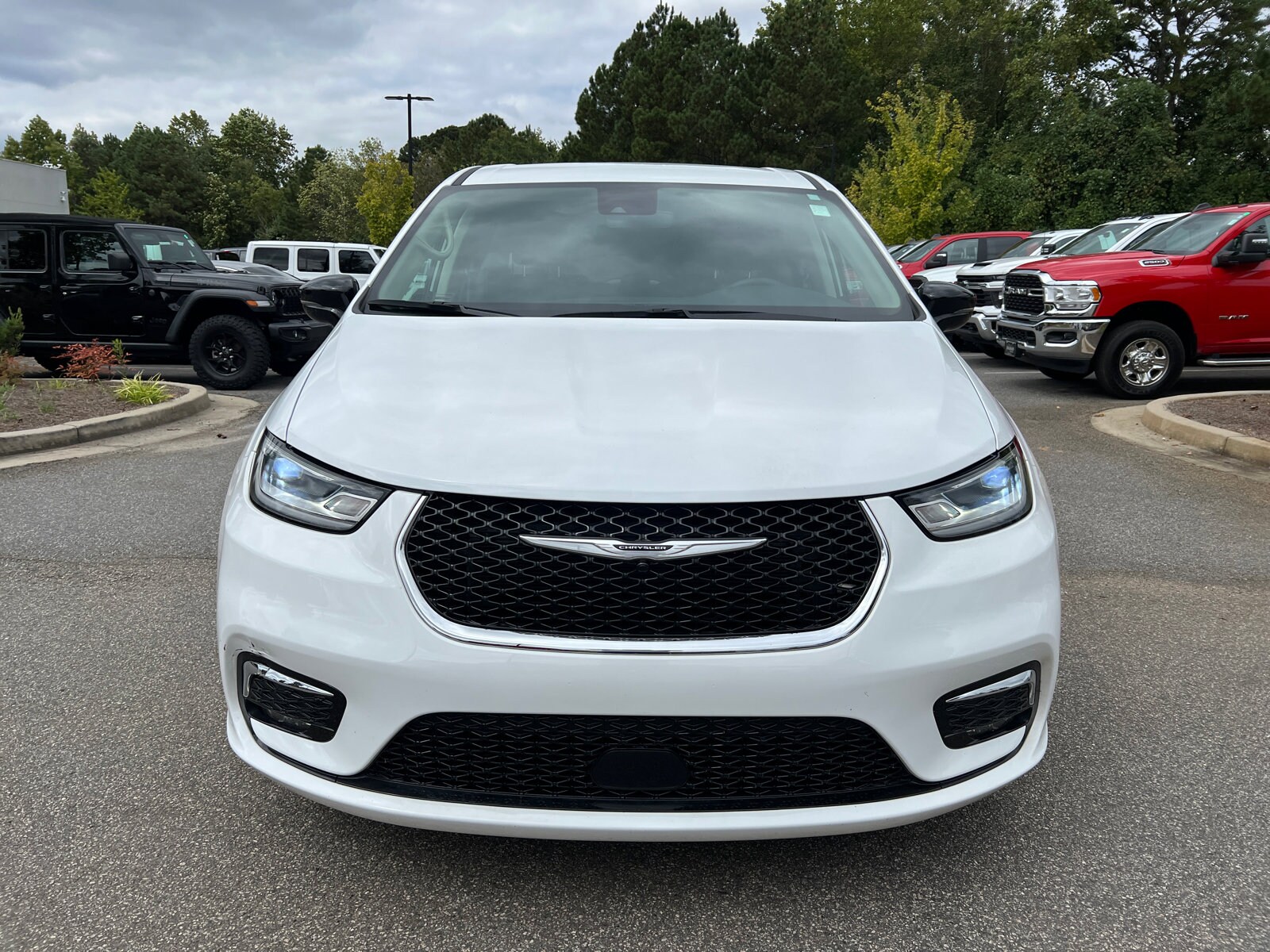 2024 Chrysler Pacifica Touring L photo 2