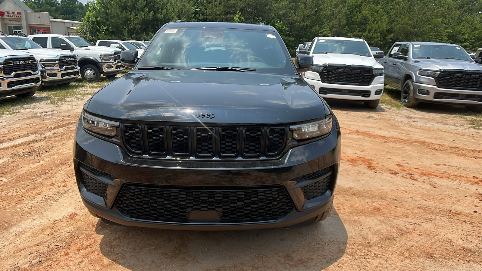 2025 Jeep Grand Cherokee Altitude photo 2