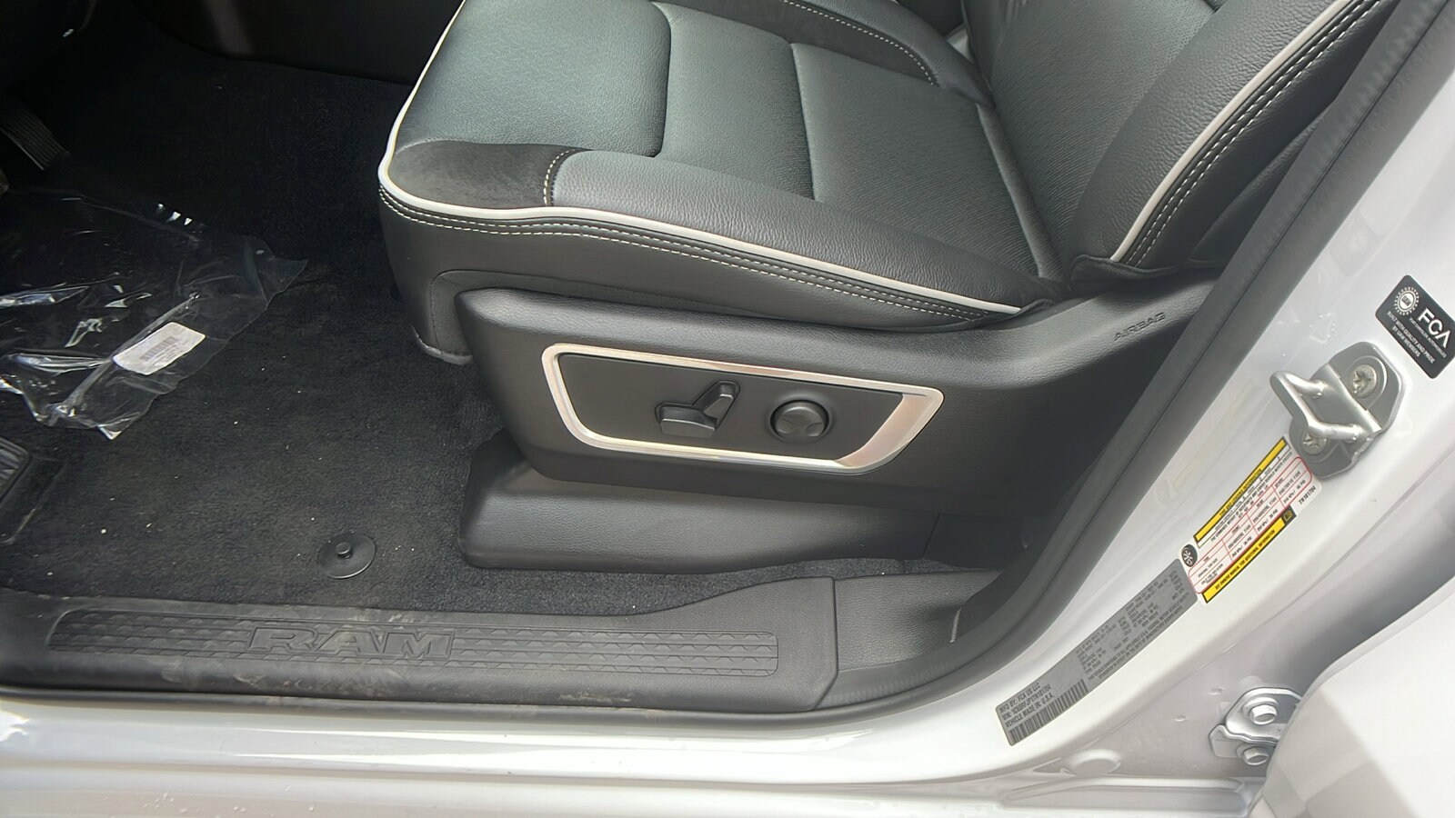 2026 RAM 1500 Laramie - Photo 17