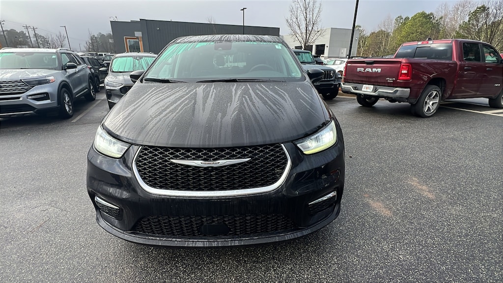 Used 2024 Chrysler Pacifica Touring L Van Passenger Van