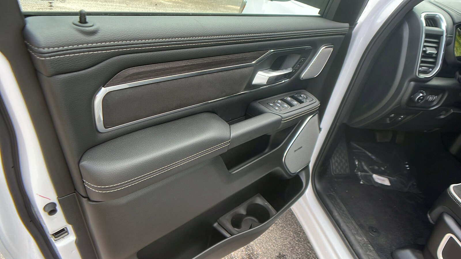 2026 RAM 1500 Laramie - Photo 14