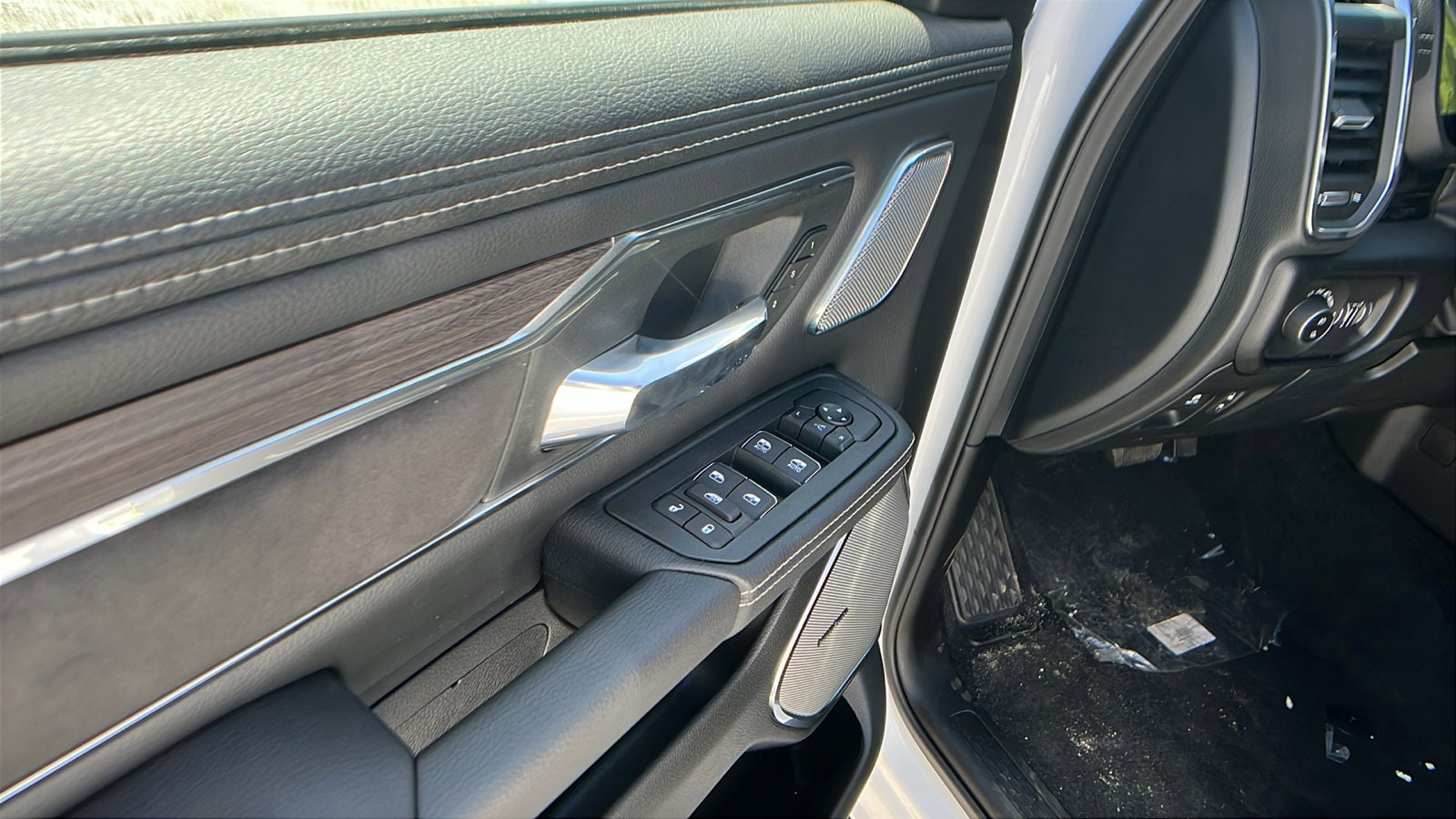 2026 RAM 1500 Laramie - Photo 15