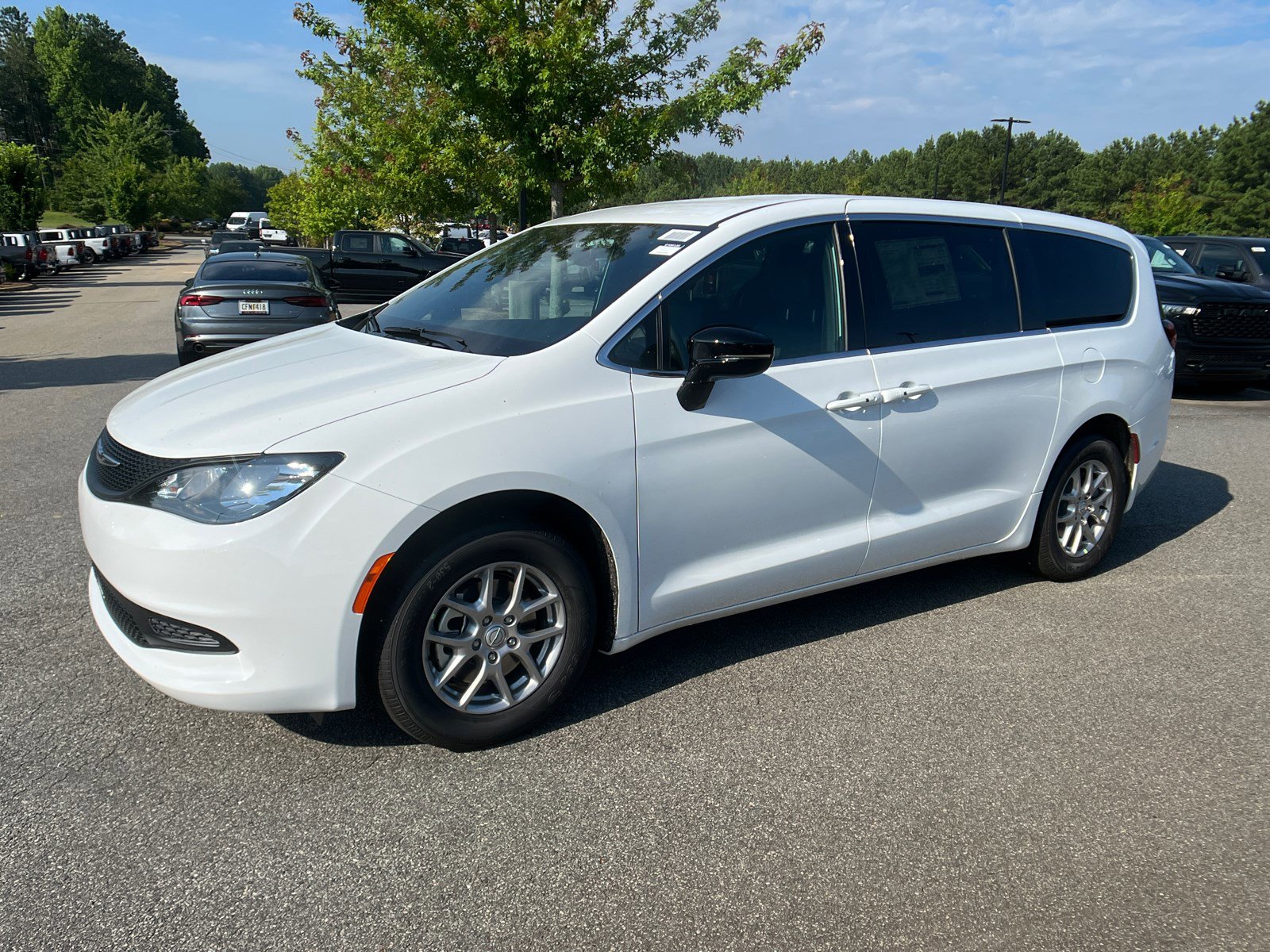 2025 Chrysler Voyager LX