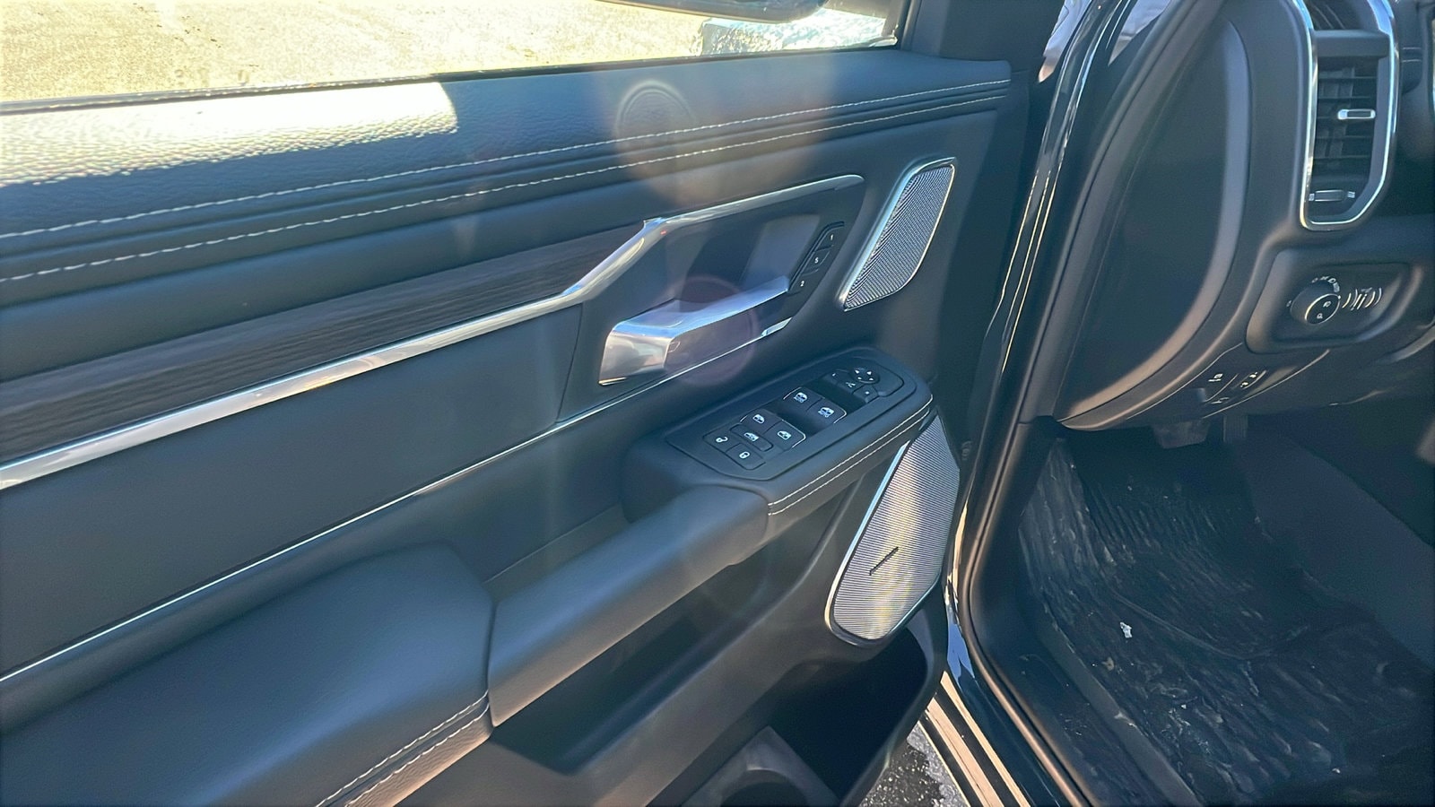 2026 RAM 1500 Laramie - Photo 15