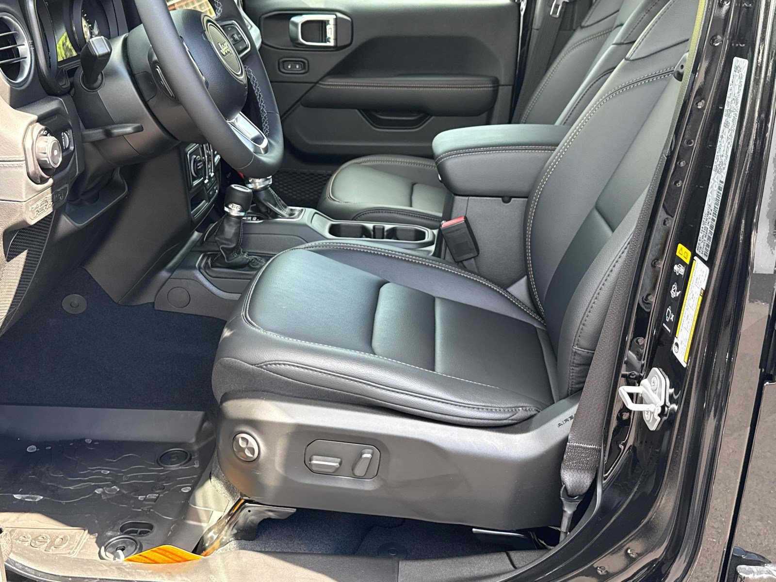 2026 Jeep Wrangler 4-Door Sahara - Photo 9