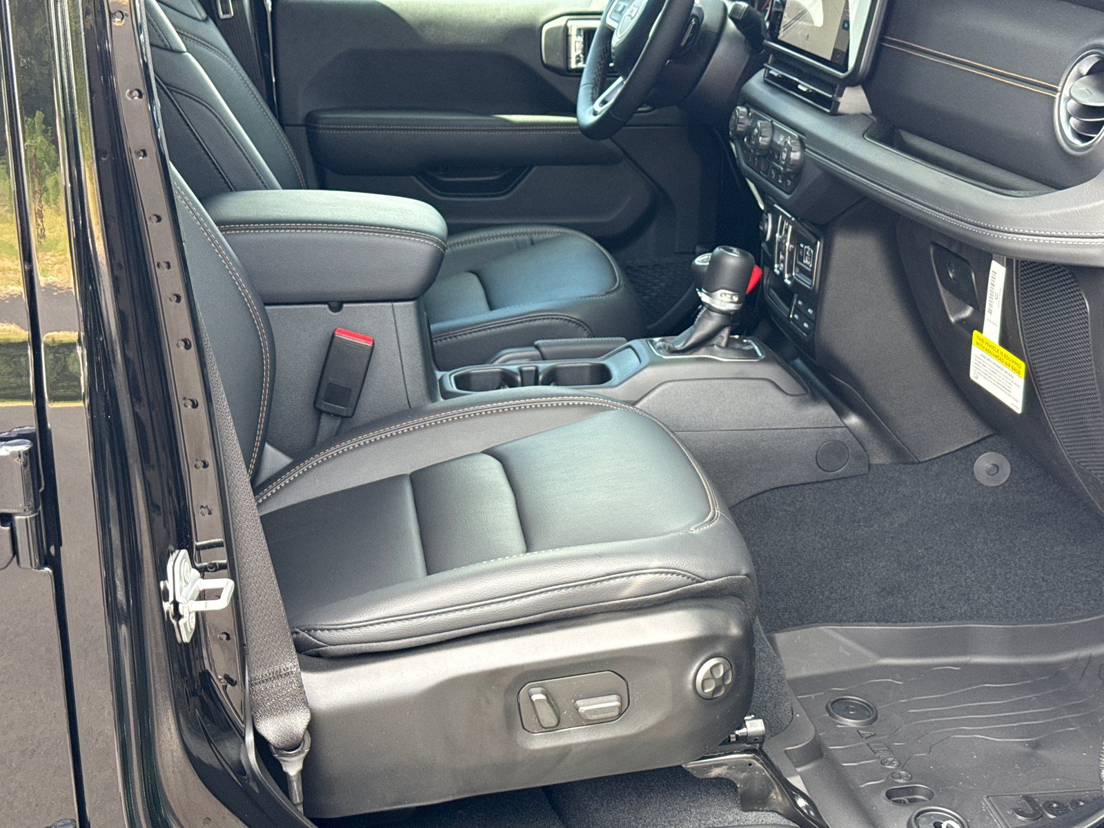 2026 Jeep Wrangler 4-Door Sahara - Photo 13