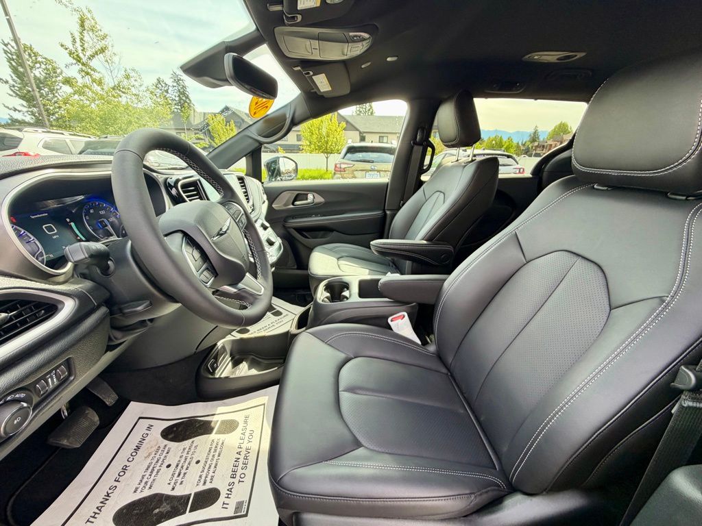 2026 Chrysler Pacifica Select - Photo 14