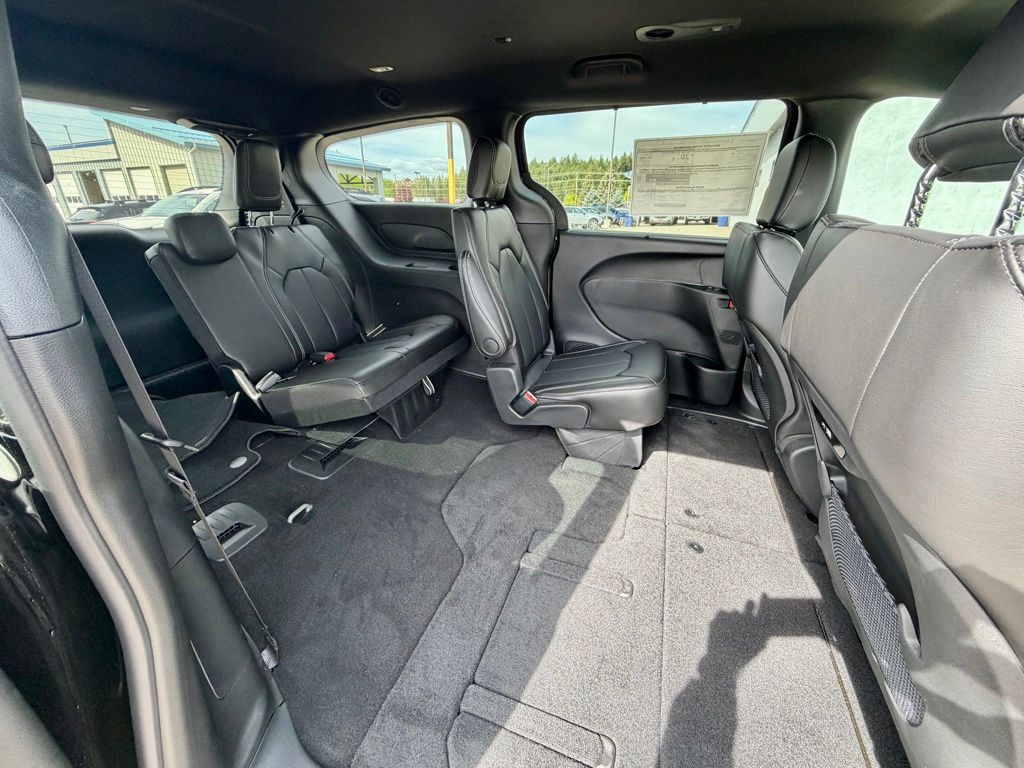 2026 Chrysler Pacifica Select - Photo 24