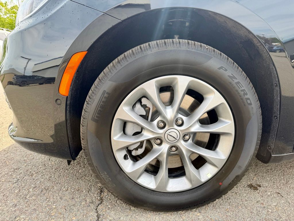 2026 Chrysler Pacifica Select - Photo 11