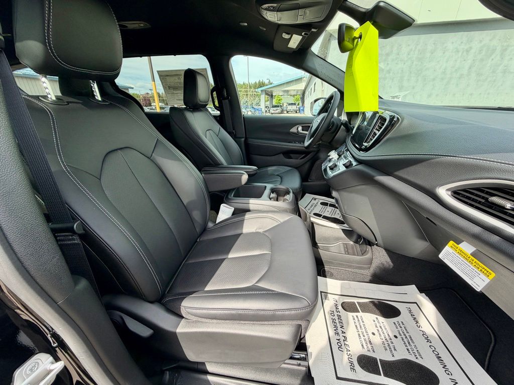 2026 Chrysler Pacifica Select - Photo 25