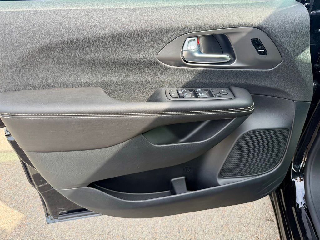 2026 Chrysler Pacifica Select - Photo 13