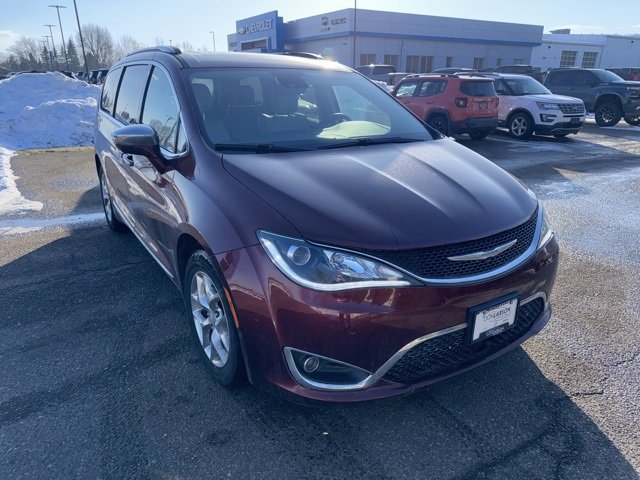 2017 Chrysler Pacifica Limited's photo