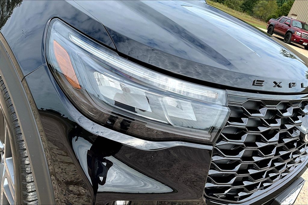 2025 Ford Explorer ST photo 2