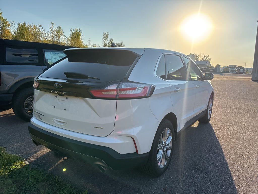 2021 Ford Edge Titanium photo 3
