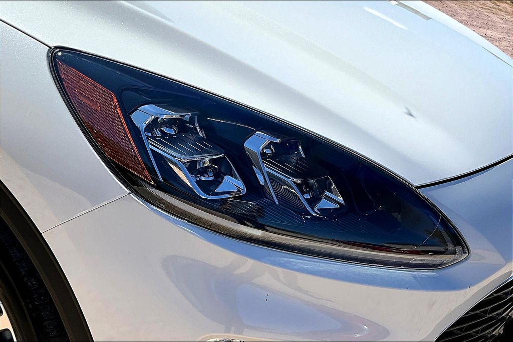 2021 Ford Escape Titanium photo 3