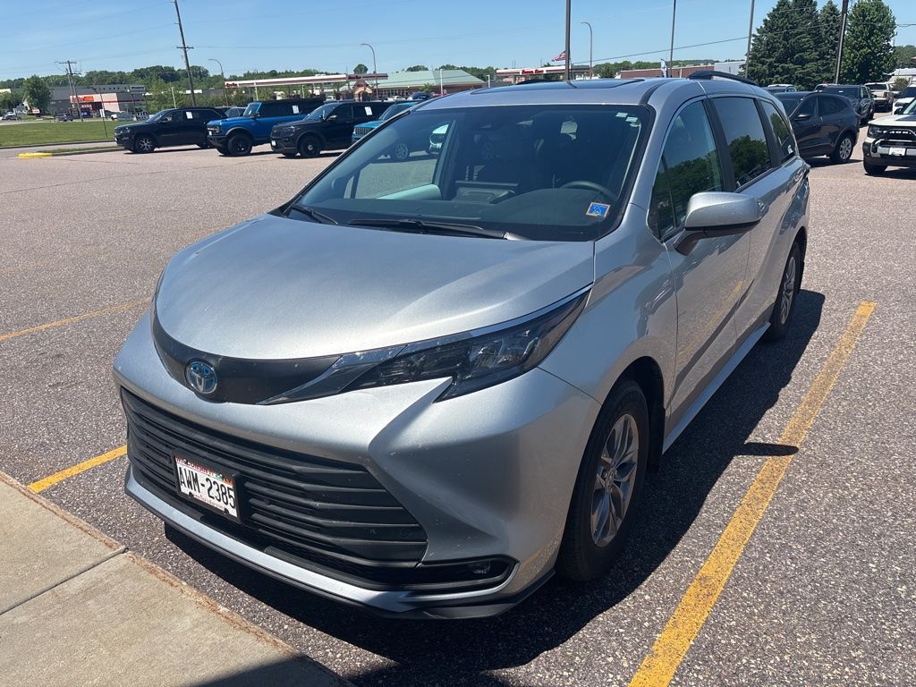 2025 Toyota Sienna XLE 7-Passenger Hybrid AWD's photo