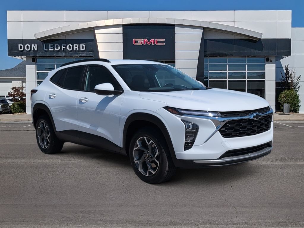 2025 Chevrolet Trax LT's photo