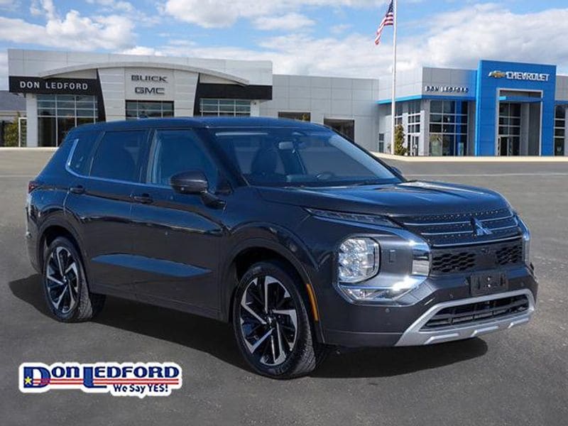 2024 Mitsubishi Outlander SE's photo