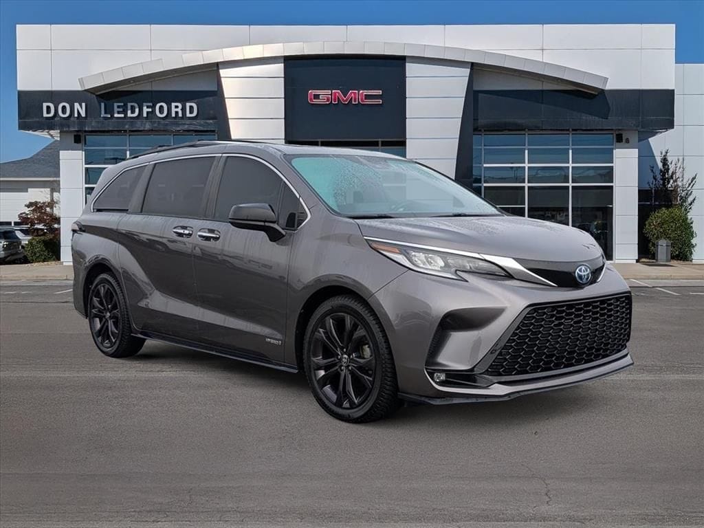 2021 Toyota Sienna XSE's photo