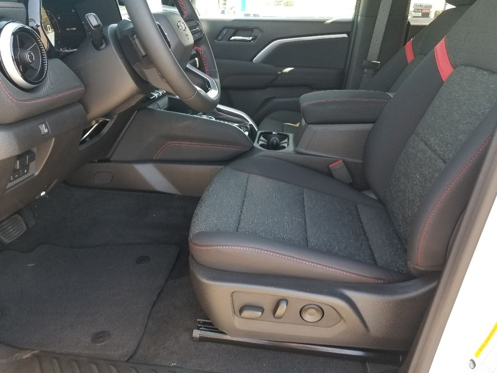 2025 Chevrolet Colorado Z71 - Photo 12
