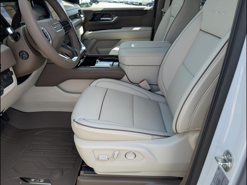 2026 GMC Yukon Denali - Photo 10