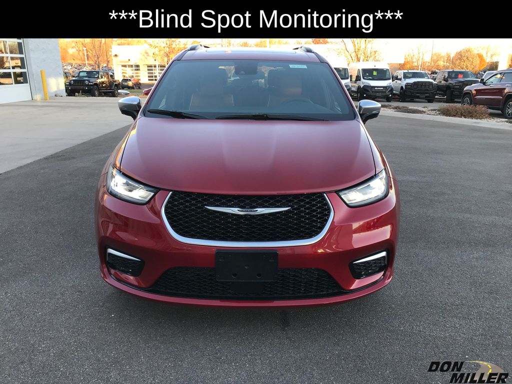 2026 Chrysler Pacifica Pinnacle photo 2