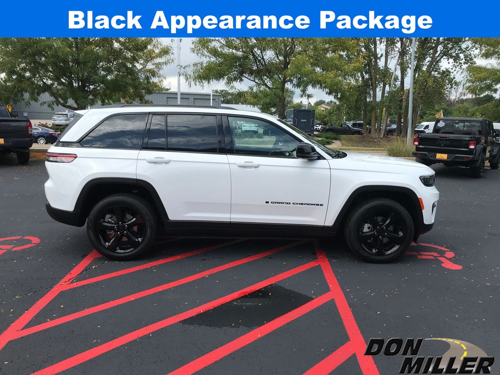 2025 Jeep Grand Cherokee Limited photo 3
