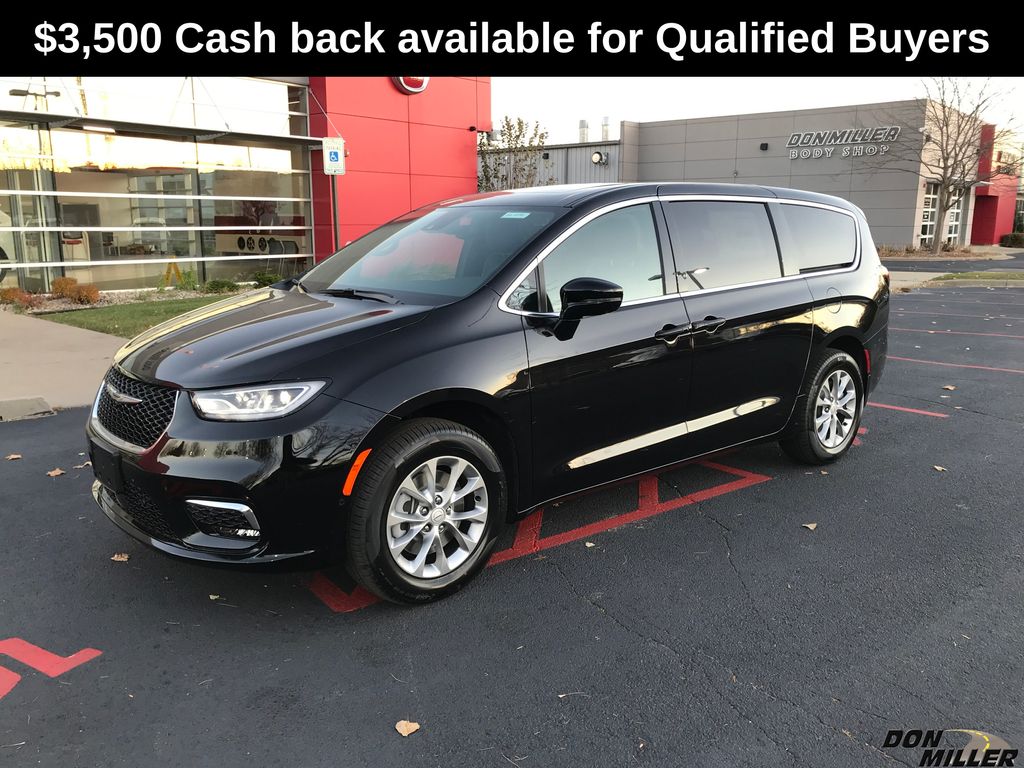 2026 Chrysler Pacifica Limited's photo