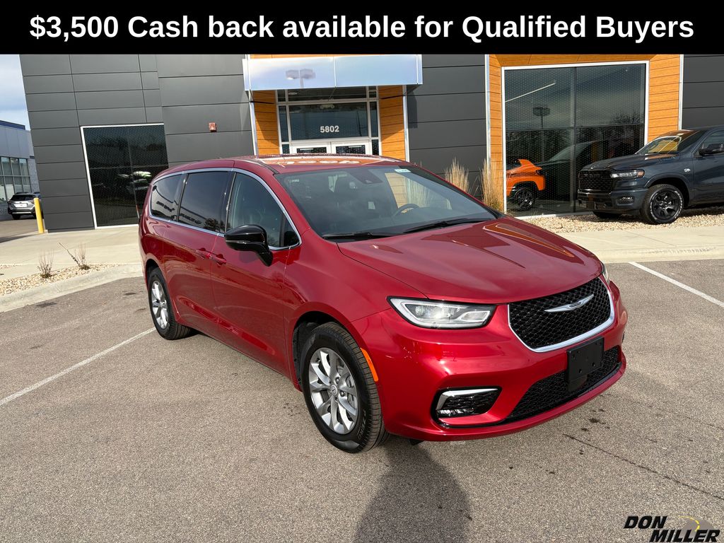 2026 Chrysler Pacifica Select's photo